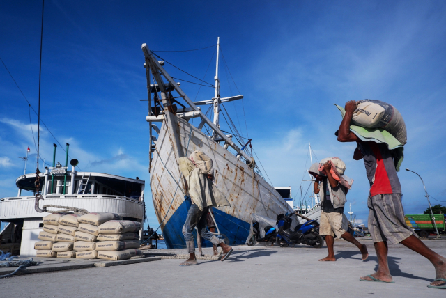 Aktivitas bongkar muat di Pelabuhan Paotere.