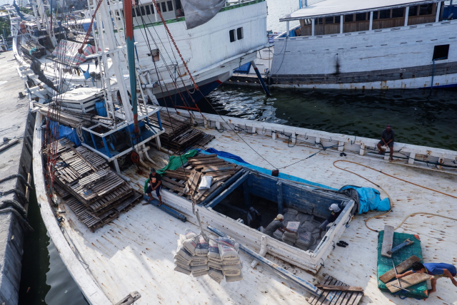 Peran buruh pikul sangat vital dalam mendukung kelancaran distribusi barang di pelabuhan.