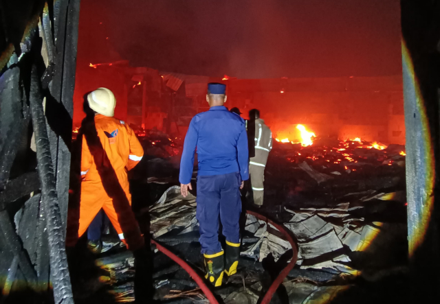 Petugas Pemadam kebakaran (damkar) Kota Makassar berusaha memadamkan api yang melalap Kantor Dinas Pendidikan (Disdik) Makassar.