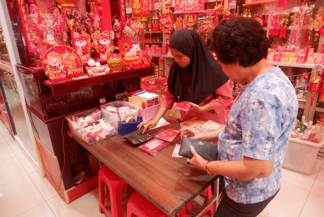 Warga Tionghoa membeli pernak-pernik khas Imlek di Toko Hap Long.