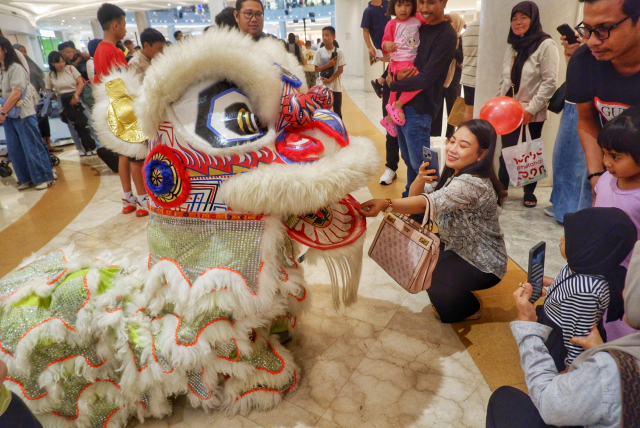 Penampilan yang penuh warna dan energi ini berhasil menghibur para pengunjung yang memadati area mall.