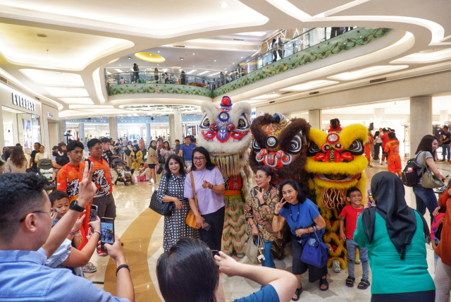 Barongsai berkeliling menyapa pengunjung sambil melakukan gerakan akrobatik yang memukau.