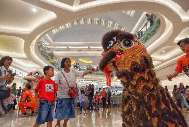 Barongsai Hibur Pengunjung Mall