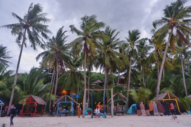 Pantai Bara menjadi destinasi favorit untuk melepas penat dan menikmati waktu bersama keluarga.