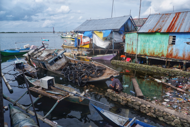 Pemukiman ini dikenal sebagai salah satu kawasan padat penduduk dengan rumah-rumah panggung yang berdiri di atas perairan.