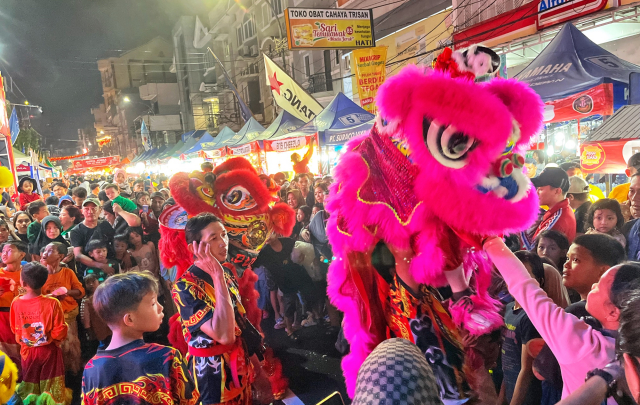 Pengunjung memadati festival Jappa Jokka Cap Go Meh 2025 di Jalan Sulawesi, Makassar.