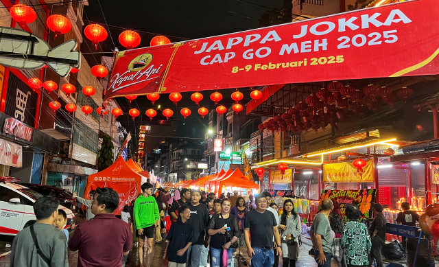 Pengunjung memadati festival Jappa Jokka Cap Go Meh 2025 di Jalan Sulawesi, Makassar.