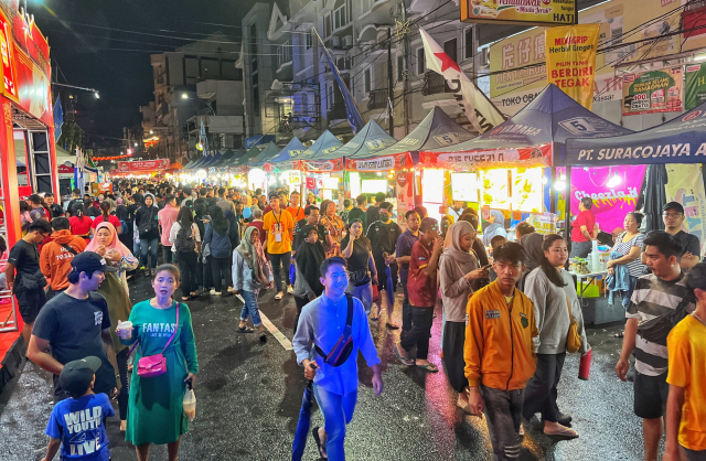 Pengunjung memadati festival Jappa Jokka Cap Go Meh 2025 di Jalan Sulawesi, Makassar.