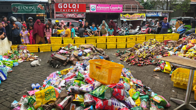 Pihak Alfamart segera melakukan upaya pemindahan barang yang masih dapat diselamatkan, sementara beberapa produk lainnya terpaksa dibuang karena terendam air.