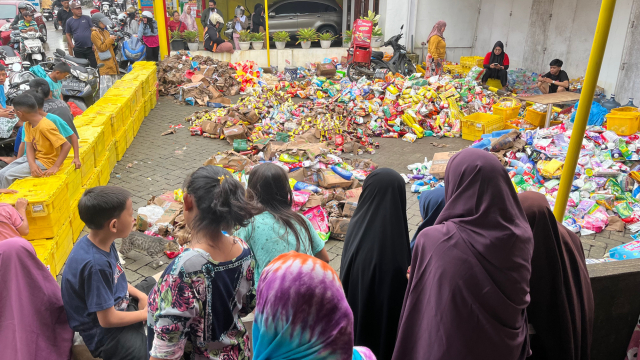 Banjir yang melanda toko tersebut menyebabkan sejumlah produk, mulai dari makanan hingga barang-barang rumah tangga, terkumpul dan terendam dalam genangan air.