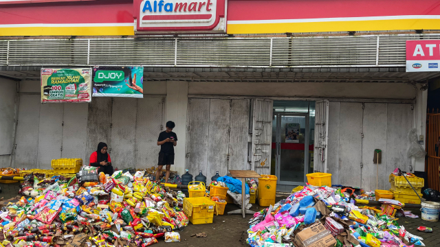 Ratusan barang jualan toko Alfamart dikumpulkan akibat terendam banjir di Jalan Nipa-nipa.