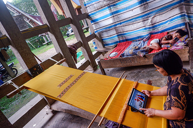 Seorang penenun mengakses BTN Mobile di Desa Sadan Andulan, Kecamatan Sadang, Toraja Utara, Sulawesi Selatan.