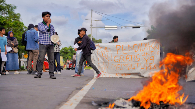 Mahasiswa yang tergabung dalam Himpunan Mahasiswa Islam (HMI) Cabang Makassar Timur, mengelar demo di Jalan Perintis Kemerdekaan Kota Makassar.