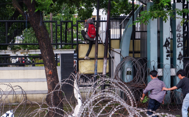 Mahasiswa dari berbagai kampus di Kota Makassar, Sulawesi Selatan, menggelar aksi demonstrasi di depan gedung DPRD Sulsel.