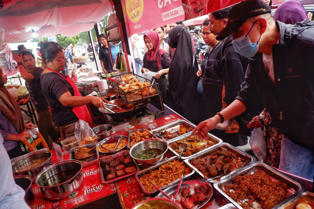 Sejumlah warga membeli makanan siap saji di pasar takjil Ramadhan Delight Jalan Andi Mappanyukki, Makassar.