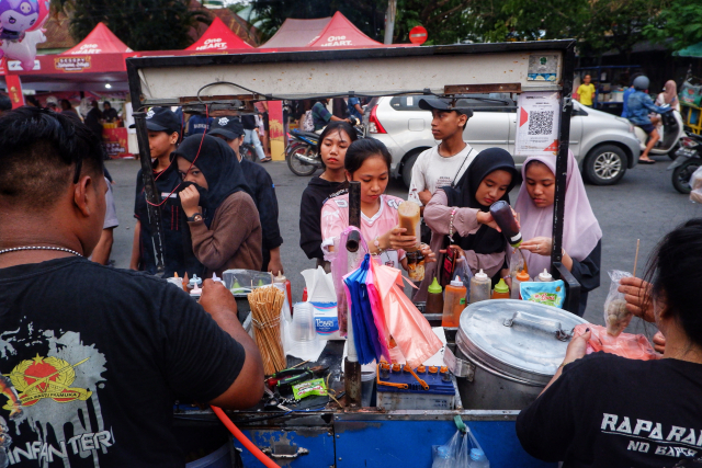 Pasar takjil tersebut menjajakan berbagai jenis makanan dan minuman untuk menu berbuka puasa.