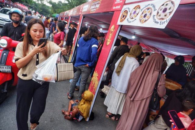 Pasar takjil tersebut menjajakan berbagai jenis makanan dan minuman untuk menu berbuka puasa.