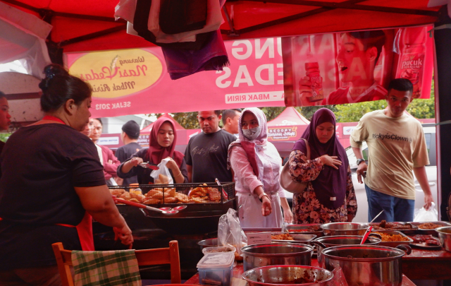 Sejumlah warga membeli makanan siap saji di pasar takjil Ramadhan Delight Jalan Andi Mappanyukki, Makassar.