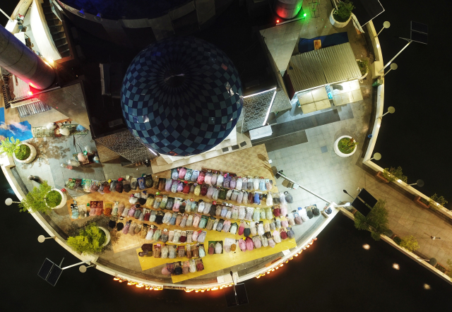 Masjid Amirul Mukminin, yang dikenal sebagai masjid terapung, digunakan oleh umat Islam untuk melaksanakan salat tarawih, Makassar.