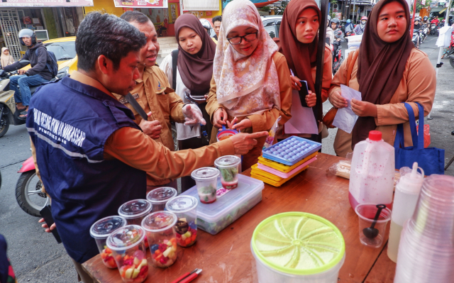 Petugas BPOM mengambil sampel dari berbagai jenis makanan dan minuman yang dijual pedagang kaki lima.