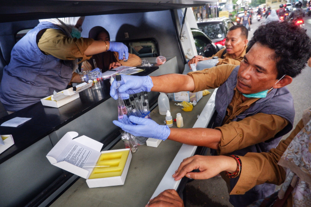 Petugas Badan Pengawas Obat, Makanan, dan Minuman (BPOM) Kota Makassar melakukan uji laboratorium terhadap keamanan pangan dan takjil yang dijual di kawasan Jalan Sunu, Makassar.