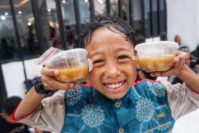 Setiap harinya, ratusan paket makanan disiapkan untuk jamaah yang datang menjelang waktu berbuka.