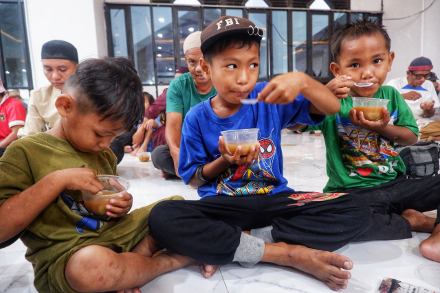 Setiap harinya, ratusan paket makanan disiapkan untuk jamaah yang datang menjelang waktu berbuka.