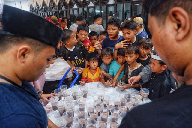 Umat Muslim Antre Makanan Buka Puasa Gratis di Masjid Al Markaz Al Islami