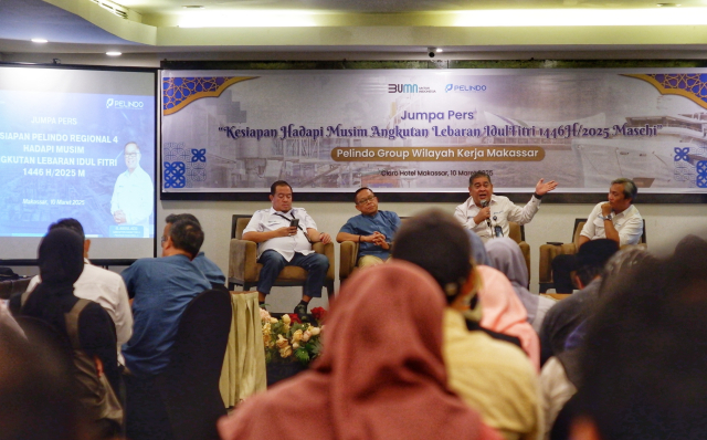 General Manager (GM) Pelindo Regional 4 Makassar, Iwan Sjarifuddin (kedua kanan) bersama jajaran direksi saat konferensi pers terkait hal tersebut di Hotel Claro, Makassar.