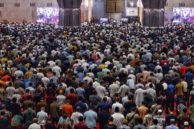 Ribuan umat Muslim memadati Masjid Istiqlal, Jakarta, untuk melaksanakan salat Jumat di bulan suci Ramadan.