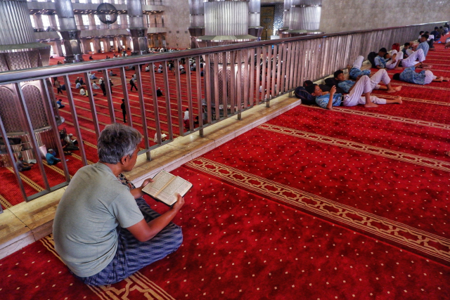 Selepas salat, banyak jamaah yang memilih berdiam diri di masjid untuk berzikir atau membaca Al-Qur’an.