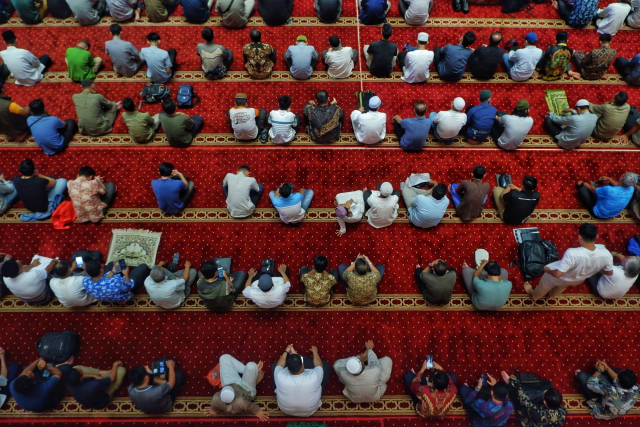 Ribuan umat Muslim memadati Masjid Istiqlal, Jakarta, untuk melaksanakan salat Jumat di bulan suci Ramadan.