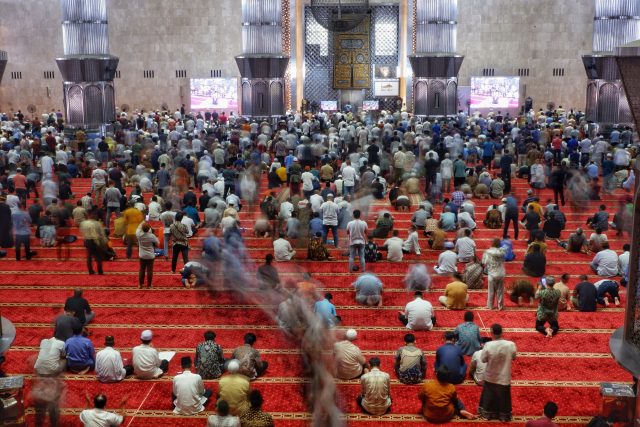 Ribuan umat Muslim memadati Masjid Istiqlal, Jakarta, untuk melaksanakan salat Jumat di bulan suci Ramadan.