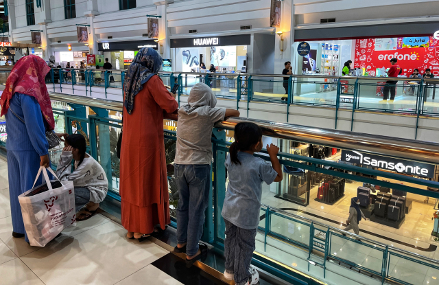 Suasana pengunjung berbelanja pakaian di Mall Ratu Indah (MaRI) Makassar.