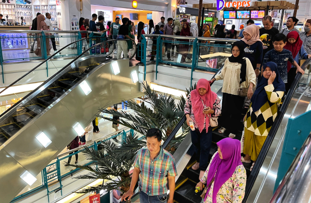 Suasana pengunjung berbelanja pakaian di Mall Ratu Indah (MaRI) Makassar.