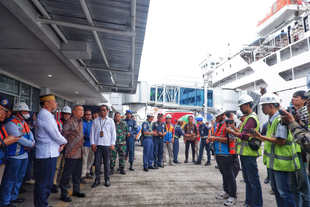 Menteri Perhubungan Dudy Purwagandhi meninjau Kapal Pelni di Pelabuhan Soekarno-Hatta, Makassar.