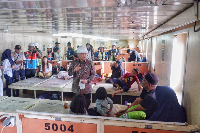 Menteri Perhubungan Dudy Purwagandhi meninjau Kapal Pelni di Pelabuhan Soekarno-Hatta, Makassar.