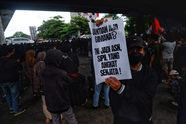 Massa yang tergabung dalam Aliansi Masyarakat Sipil menggelar unjuk rasa menolak revisi Undang-Undang (UU) TNI.