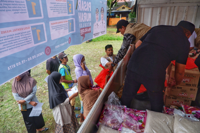 Warga memadati lokasi Pasar Murah di halaman Kantor Kecamatan Manggala, Makassar.