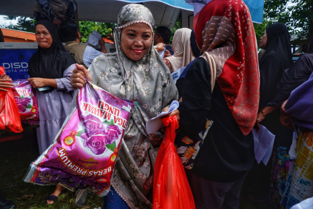 Pasar Murah ini menyediakan berbagai kebutuhan pokok, seperti beras, minyak goreng dan gula pasir dengan harga yang lebih rendah dibandingkan harga pasar.