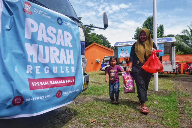 Warga memadati lokasi Pasar Murah di halaman Kantor Kecamatan Manggala, Makassar.