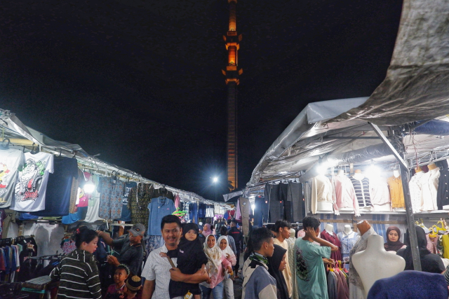 Sejumlah pengunjung tampak sibuk memilih pakaian di Pasar Malam Masjid Al-Markaz Al-Islami, Makassar.