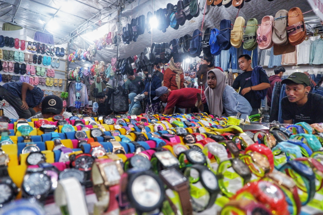 Menjelang Hari Raya Idulfitri, warga mulai memadati pusat perbelanjaan untuk membeli pakaian baru.