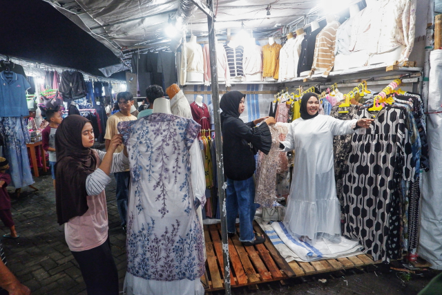 Sejumlah pengunjung tampak sibuk memilih pakaian di Pasar Malam Masjid Al-Markaz Al-Islami, Makassar.