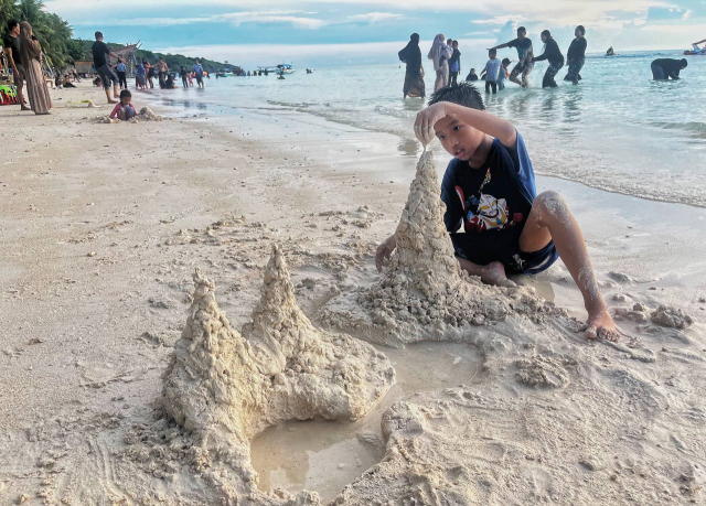 Dengan suasana yang hangat dan fasilitas yang lengkap, Pantai Panrangluhu menjadi pilihan utama bagi wisatawan yang ingin menikmati momen liburan Lebaran.