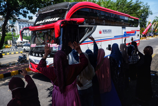 Bus mengantar jamaah calon haji di Asrama Haji Makassar.