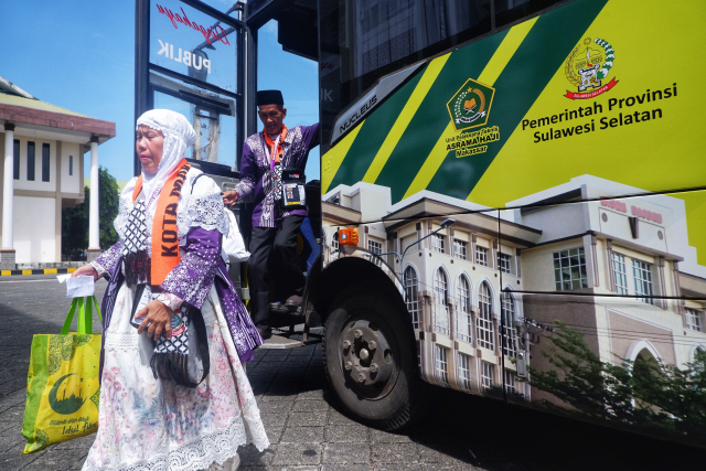 Jamaah calon haji dari kloter Makassar tiba di Asrama Haji.