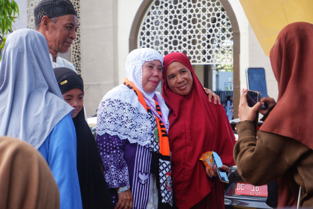 Kerabat berfoto bersama jamaah calon haji di Asrama Haji Makassar.