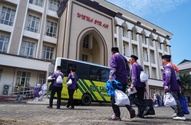 Jamaah calon haji saat tiba Asrama Haji Makassar.