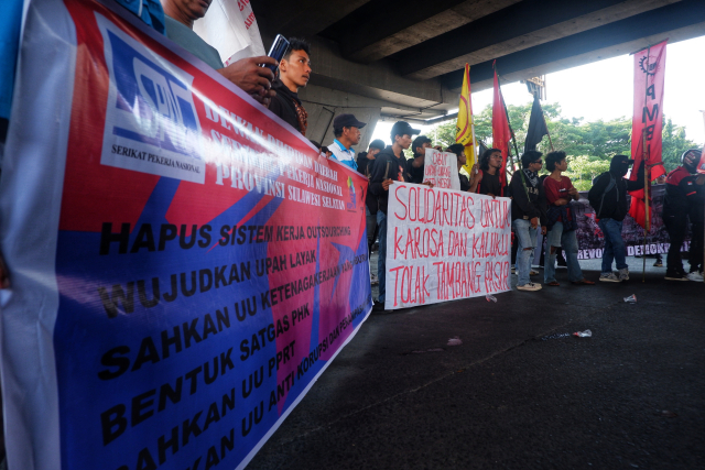 Mereka menyuarakan berbagai tuntutan, mulai dari penolakan terhadap sistem kerja kontrak dan outsourcing dan kenaikan upah.